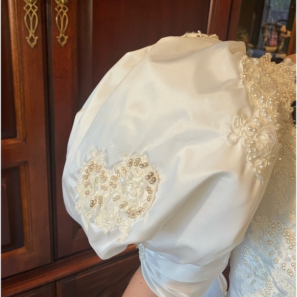 VINTAGE WEDDING DRESS Profesionally preserved since 1980s. Kleinfeld Website - Picture 7 of 13